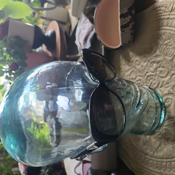 Prada Sunglasses like new. No scratches or flaws - Picture 5 of 9